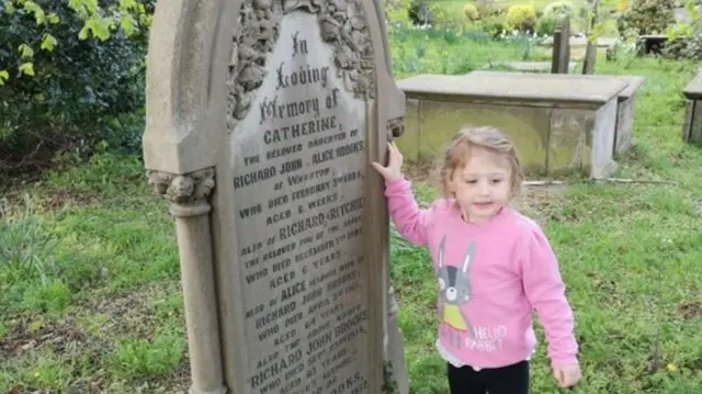 Ryan van Emmenis' daughter at gravestone