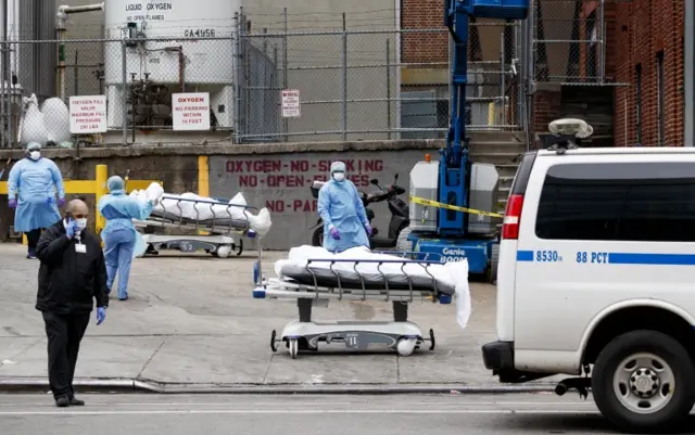 Medics prepare to move bodies to a morgue in New York City. Photo: 30 March 2020