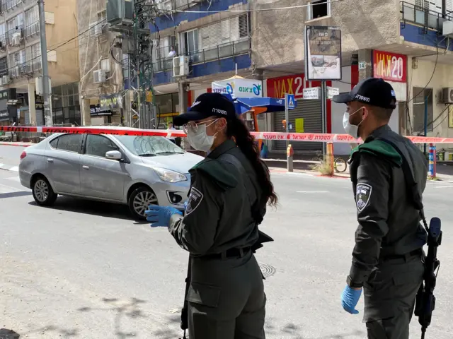 Israeli police guard a road at an entrance to Bnei Brak (03/04/20)