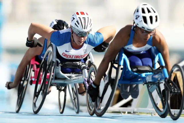 Hannah Cockroft and Kare Adenegan in action