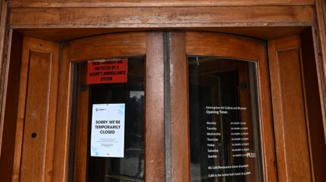 The front door of a museum in Glasgow