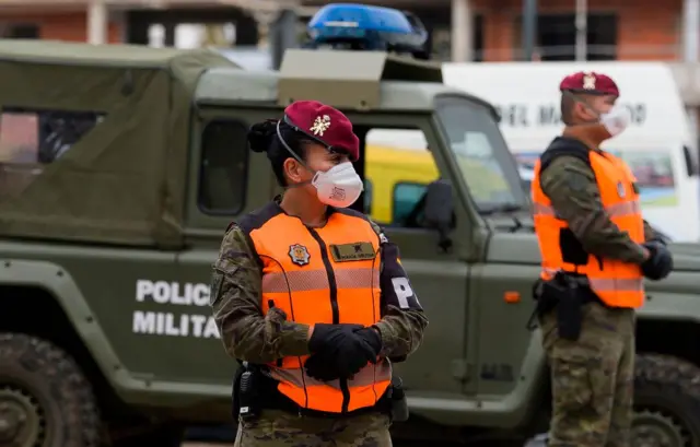 Spanish soldiers in face masks