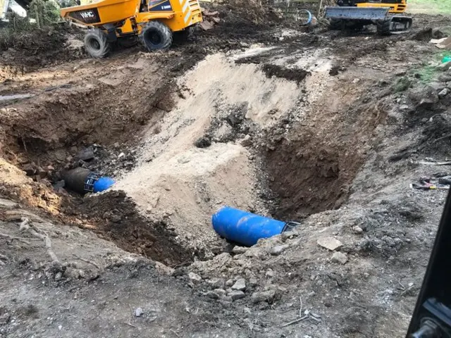 Fixing burst water pipe