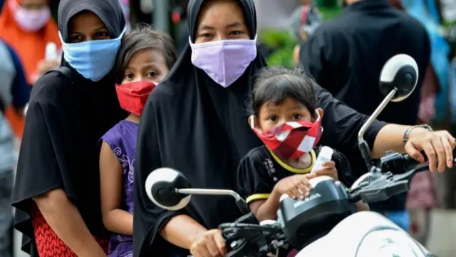 Indonesians with face masks