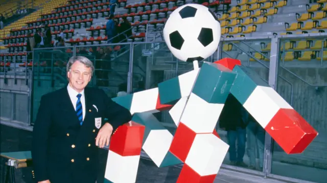 Bobby Robson with Ciao, the mascot of Italia 1990