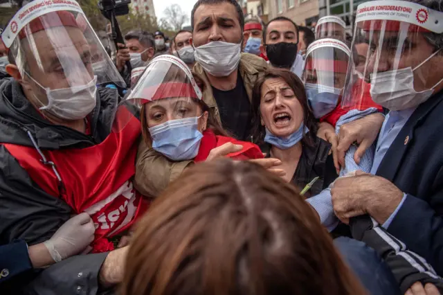 Scuffle at rally in Istanbul, 1 May