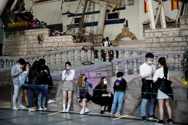 People queue at an amusement park in Seoul, South Korea. Photo: 30 April 2020