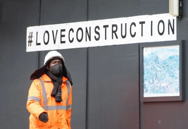 Construction worker wears a face mask