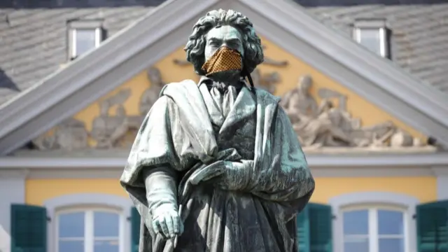 Beethoven wearing a face mask