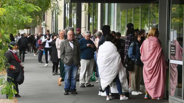 Welfare queues in Sydney in late March