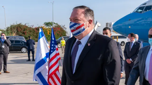 Mike Pompeo arrives at Tel Aviv Ben Gurion Airport wearing a face mask (13 May 2020)