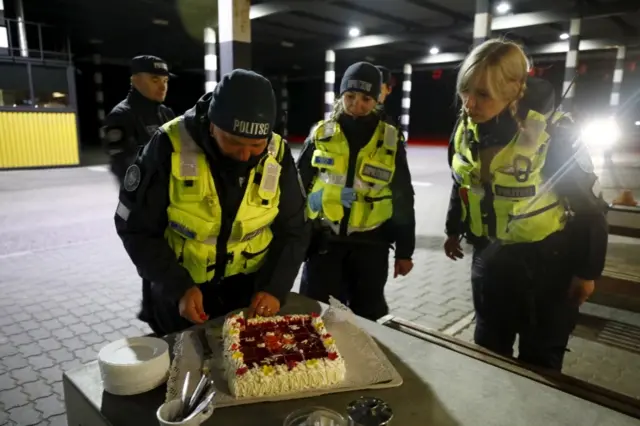 Estonian border guards shared a cake to celebrate the borders re-opening to Latvia and Lithuania on 15 May 2020