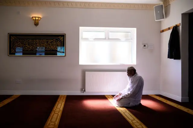 Man prays in mosque a day before the official shut down across the UK