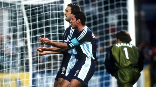 Gabriel Batistuta and Diego Simeone celebrate