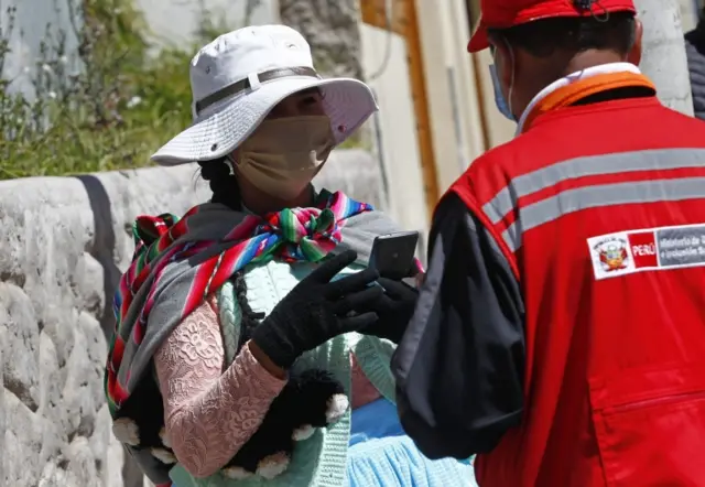 A woman is interviewed by staff of the Ministry of Women and Vulnerable Populations