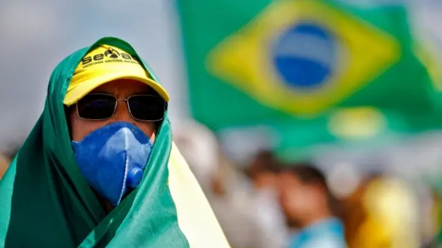 Brazilian wearing a face mask