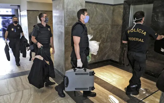 Police raid the residence of the Rio de Janeiro governor