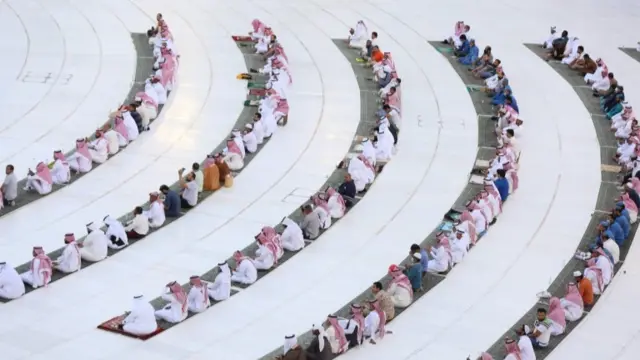 People praying in Mecca