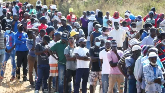 South Africans queuing for aid on 14 May