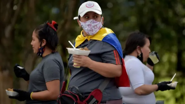 Woman waring a face mask