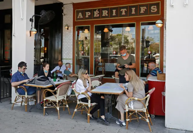 Israelis at a cafe in Tel Aviv (27/05/20)