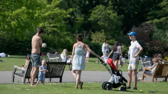 crowds in lockdown park