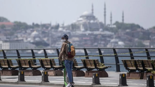 Person wearing a face mask in Istanbul