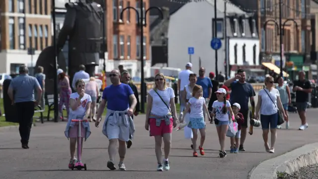 Crowds at Troon promenade.