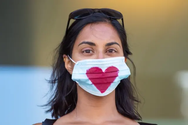 Woman wearing a face mask