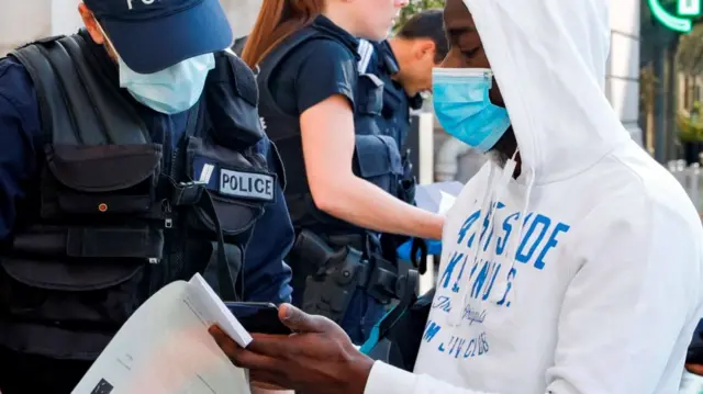 Police officers at work in Paris, 14 April 2020