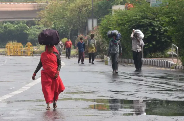 Migrant workers walking in Delhi with their belongings