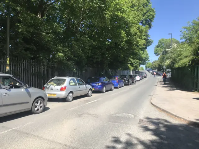 Queuing cars