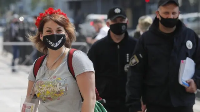 Woman wearing a face mask