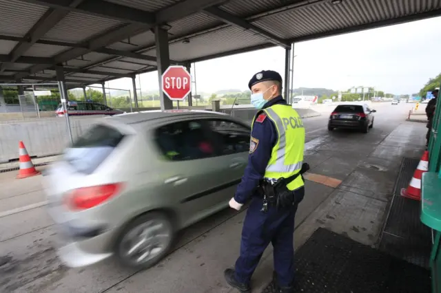 Austrian police carrying out border checks