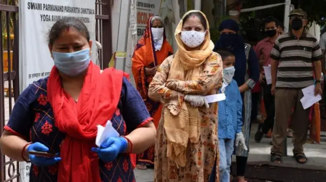 People with coronavirus symptoms queue outside a hospital in Delhi. 29 May 2020