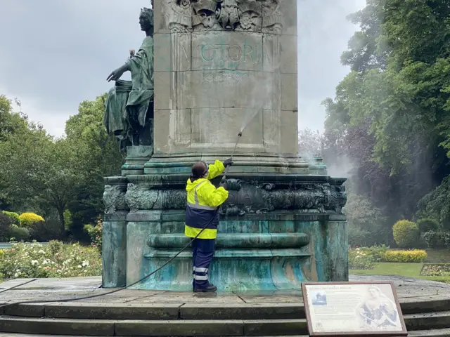 graffiti removed from statue of Queen Victoria