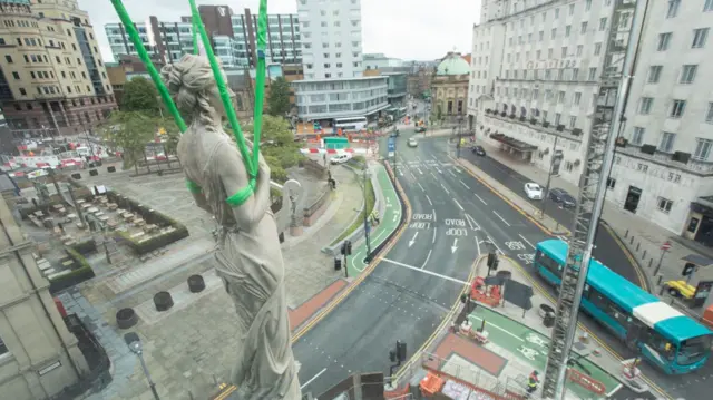 Statue in Leeds City Square