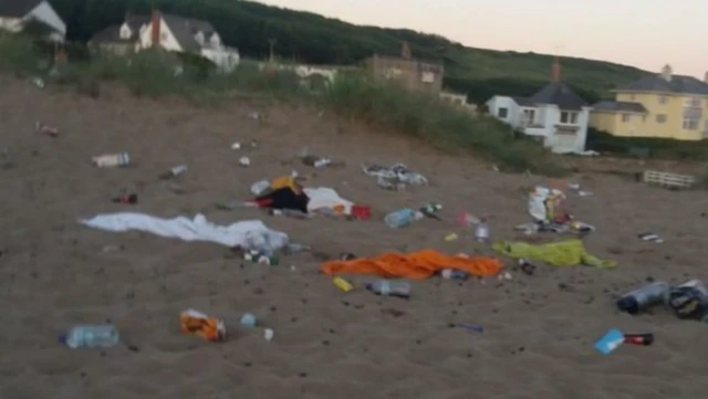 Rubbish on the Summerleaze Beach in Bude, Cornwall