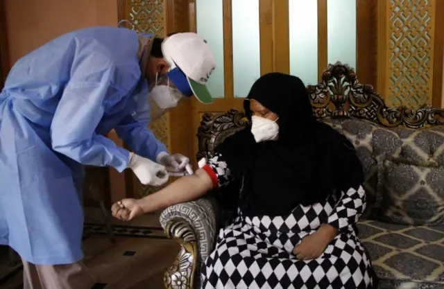 Pakistani health workers collect samples for anti-bodies test of local residents in Islamabad, Pakistan, 10 June 2020.