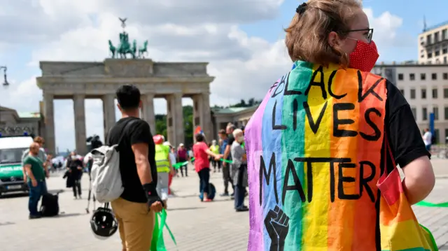 Socially-distanced human chain at Brandenburg Gate