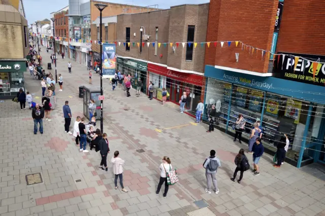 Shopping queues form