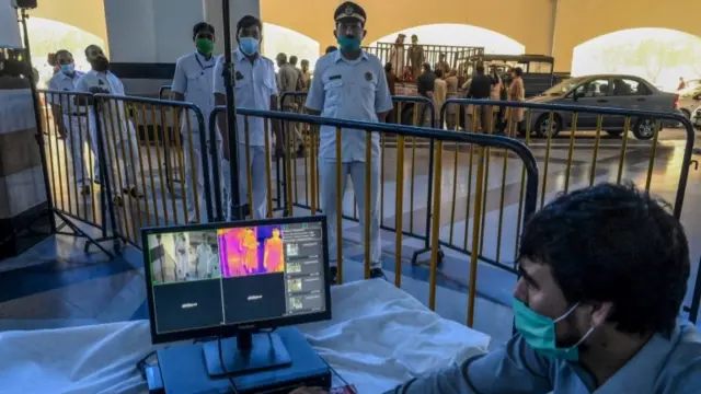 Medical staff taking temperatures in Lahore