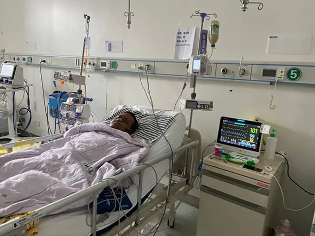 Dr Hu Weifeng in hospital