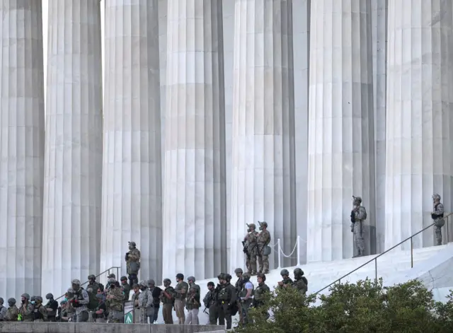 Soldiers at the Lincoln Memorial