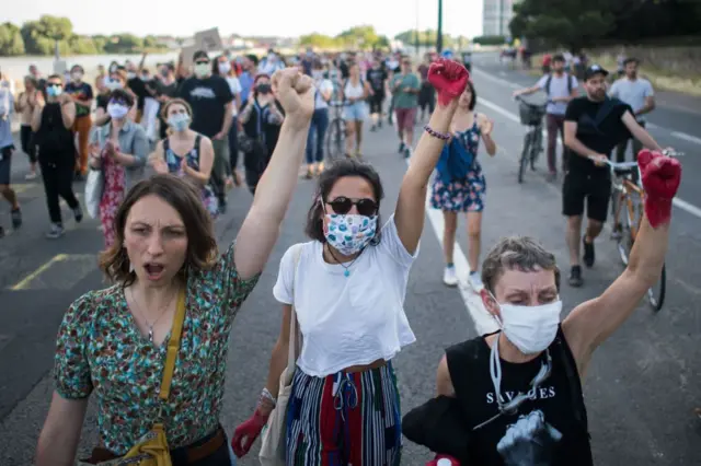 Hundreds of French protesters