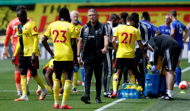 Watford manager Nigel Pearson talks to Ismaila Sarr