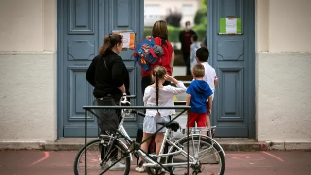 Children returning to school in Toulouse