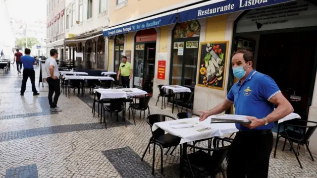 Restaurant waiters in Lisbon