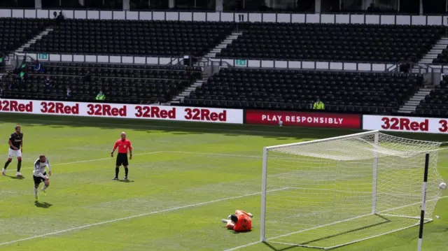 Wayne Rooney scores for Derby against Reading