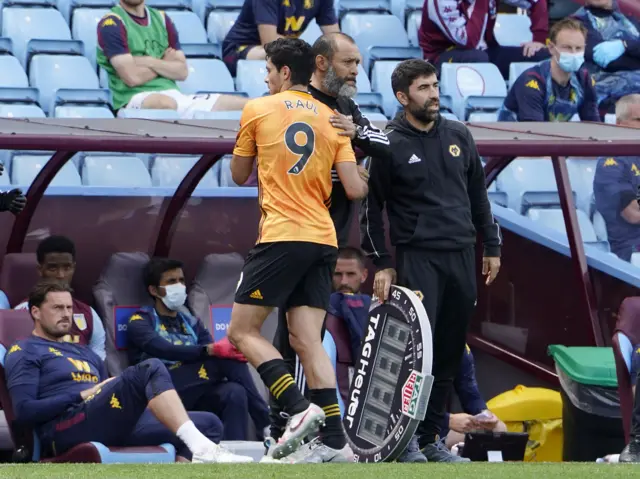 Raul Jimenez and Nuno Espirto Santo embrace